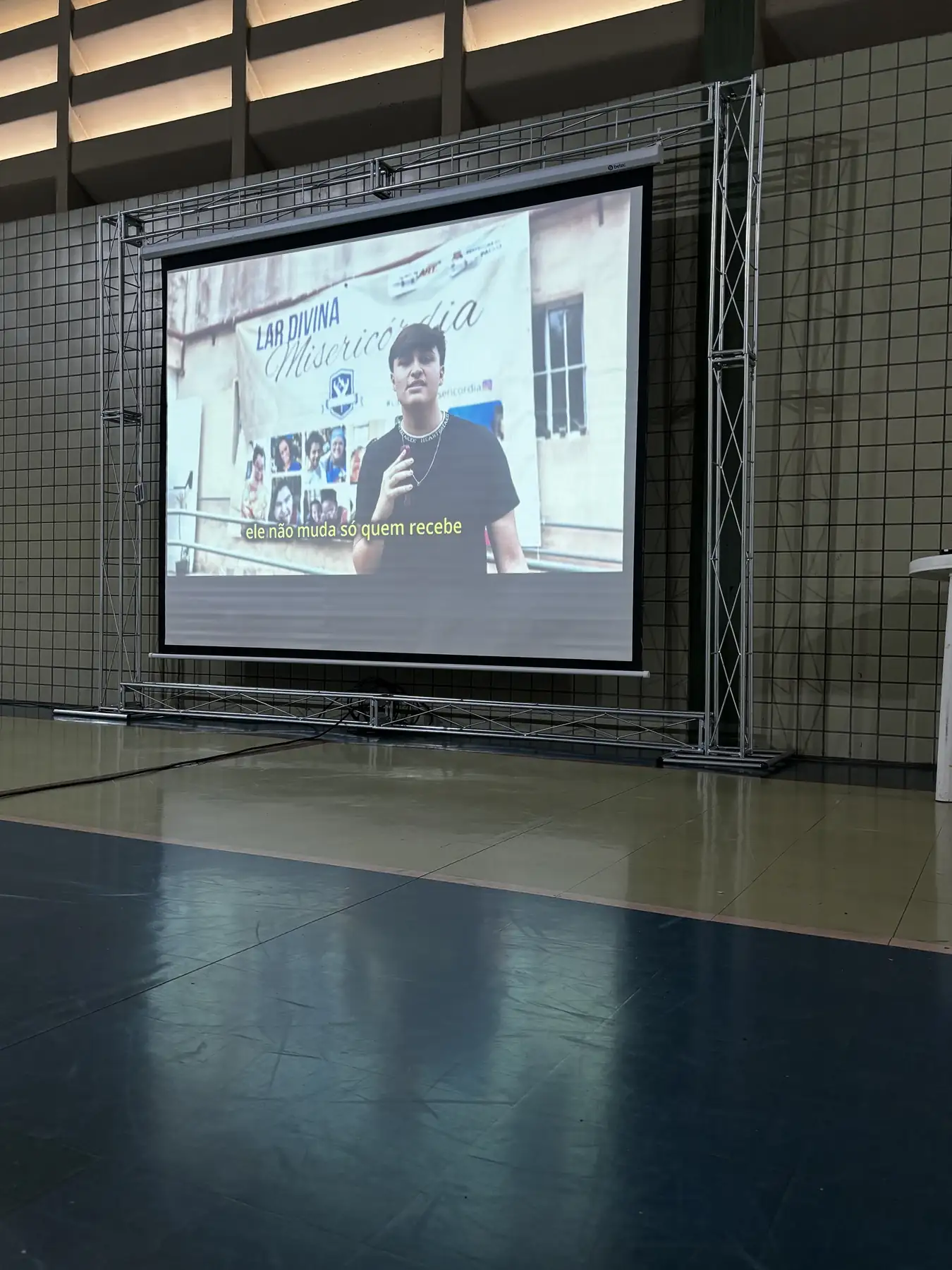 Tela de projeção exibe documentário sobre voluntariado produzido por estudantes do Ensino Médio — Documenta 2026, Colégio Salgueiro em Interlagos