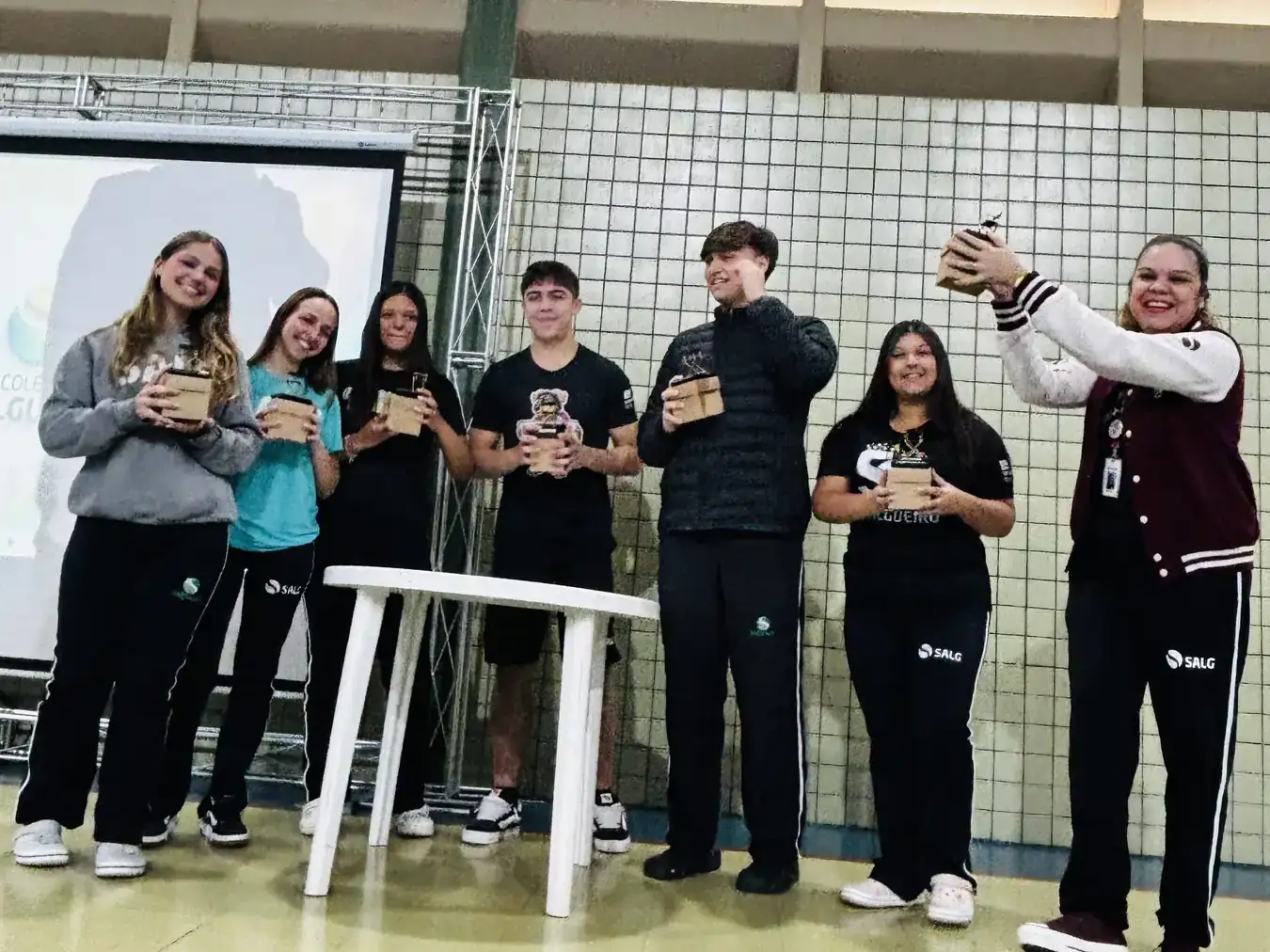 Estudantes do Ensino Médio seguram os troféus recebidos na premiação dos documentários — Documenta 2026, Colégio Salgueiro em Interlagos
