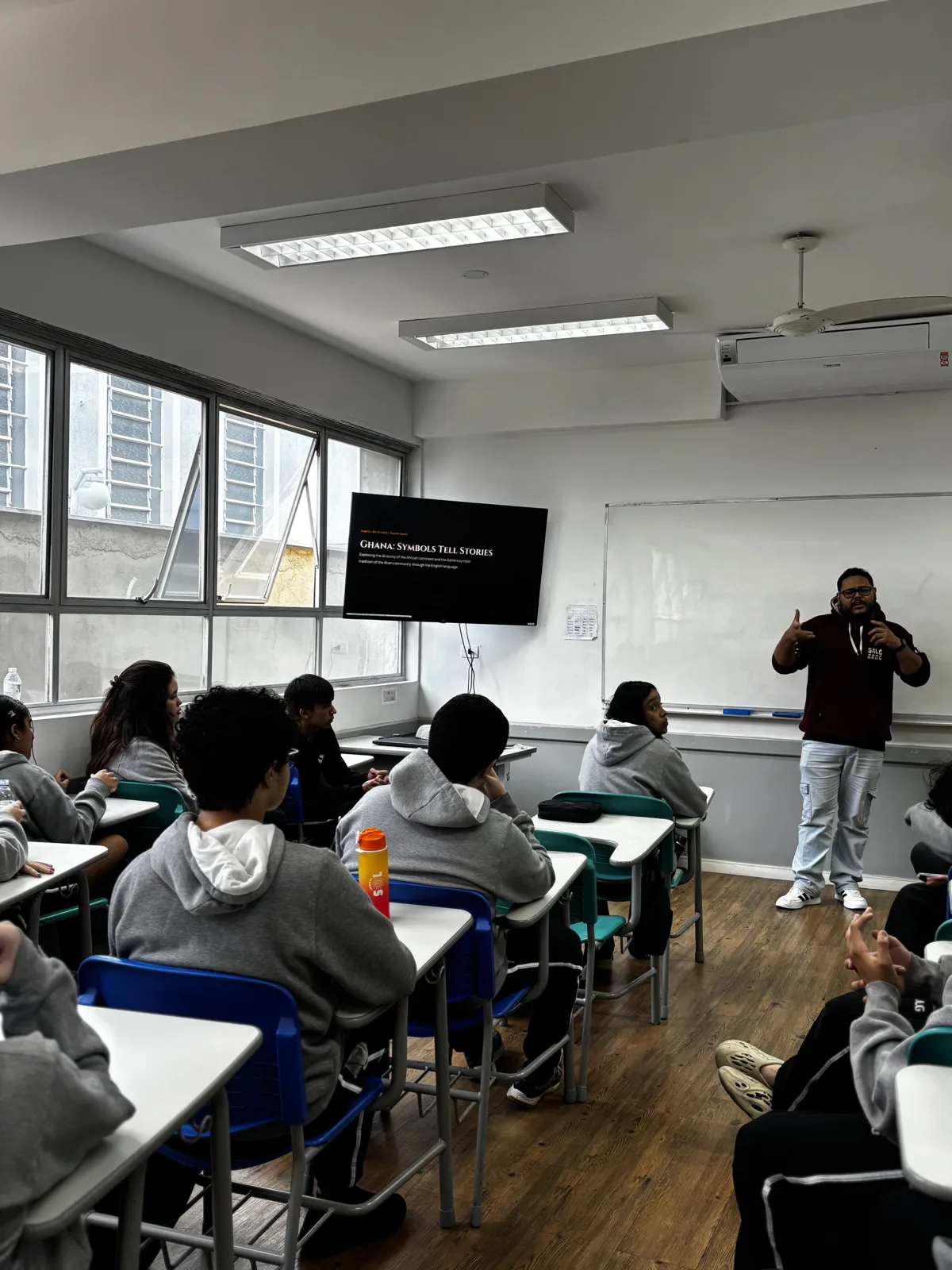 Professor apresenta o tema “Ghana: Symbols Tell Stories” em aula de inglês