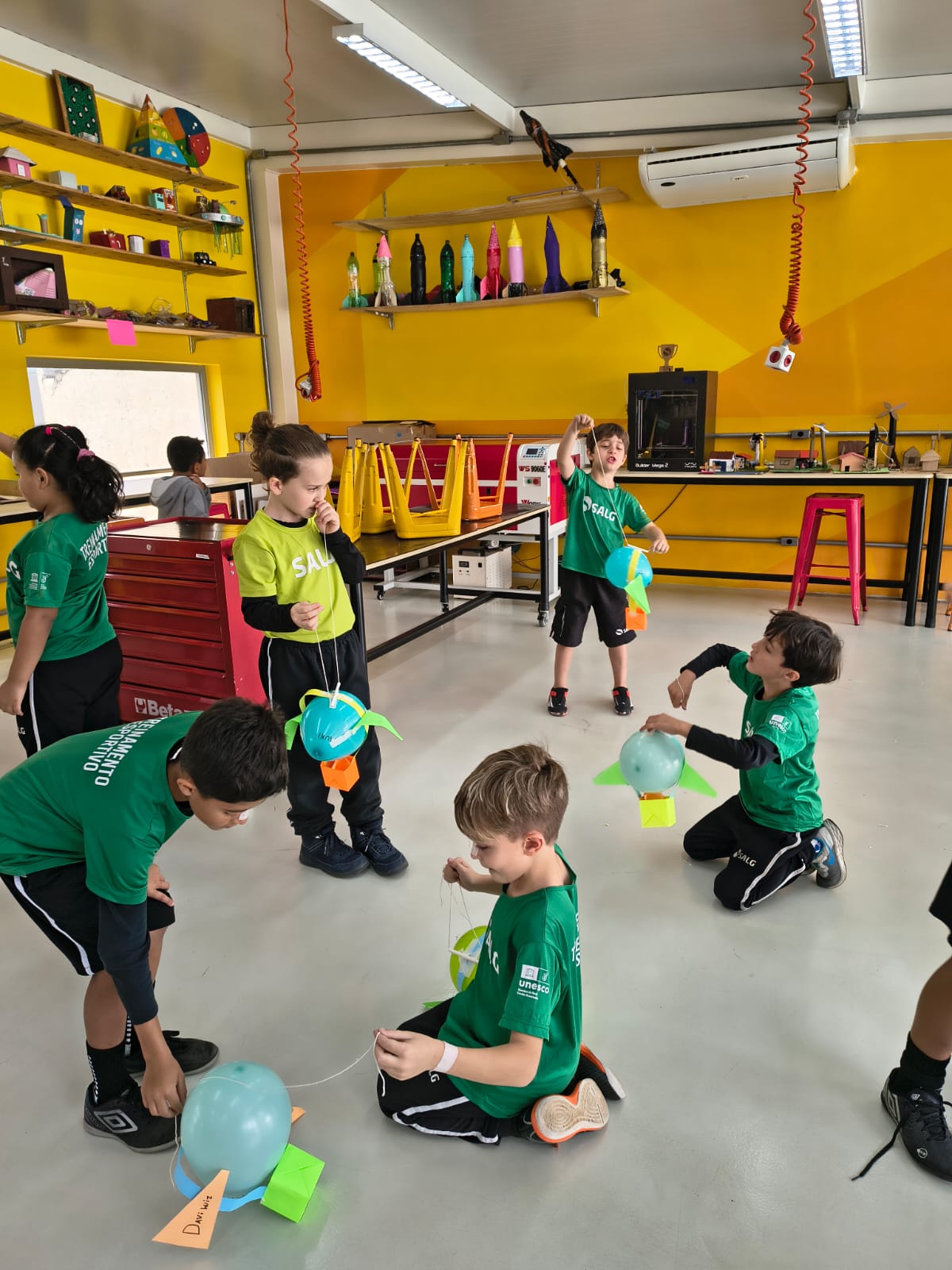 Grupo de alunos manuseando foguetes de bexiga no espaço maker durante a aula de Cultura e Inovação — aula de Cultura e Inovação, Colégio Salgueiro em Interlagos