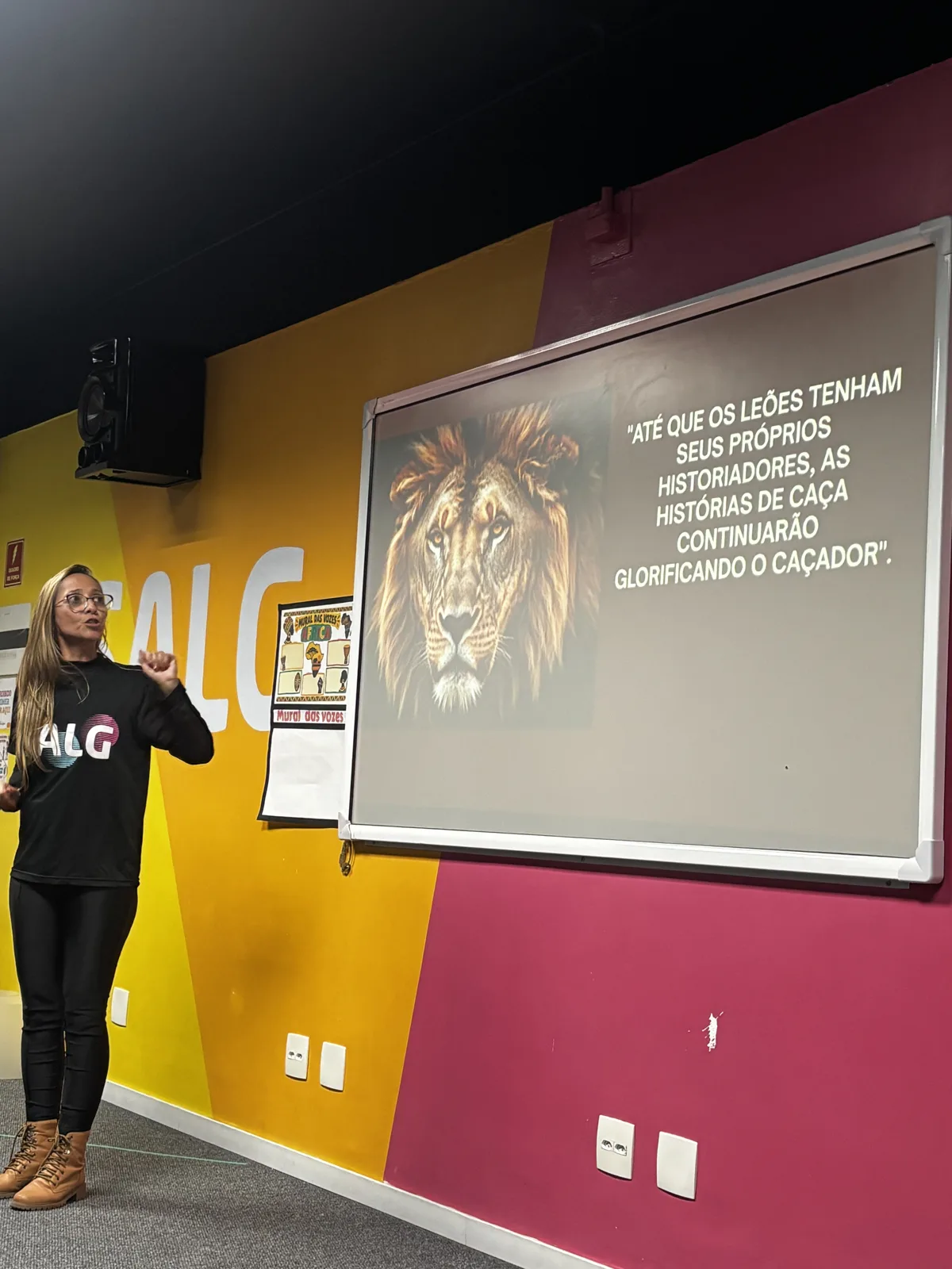 Professora apresenta a frase “Até que os leões tenham seus próprios historiadores…” durante roda de conversa