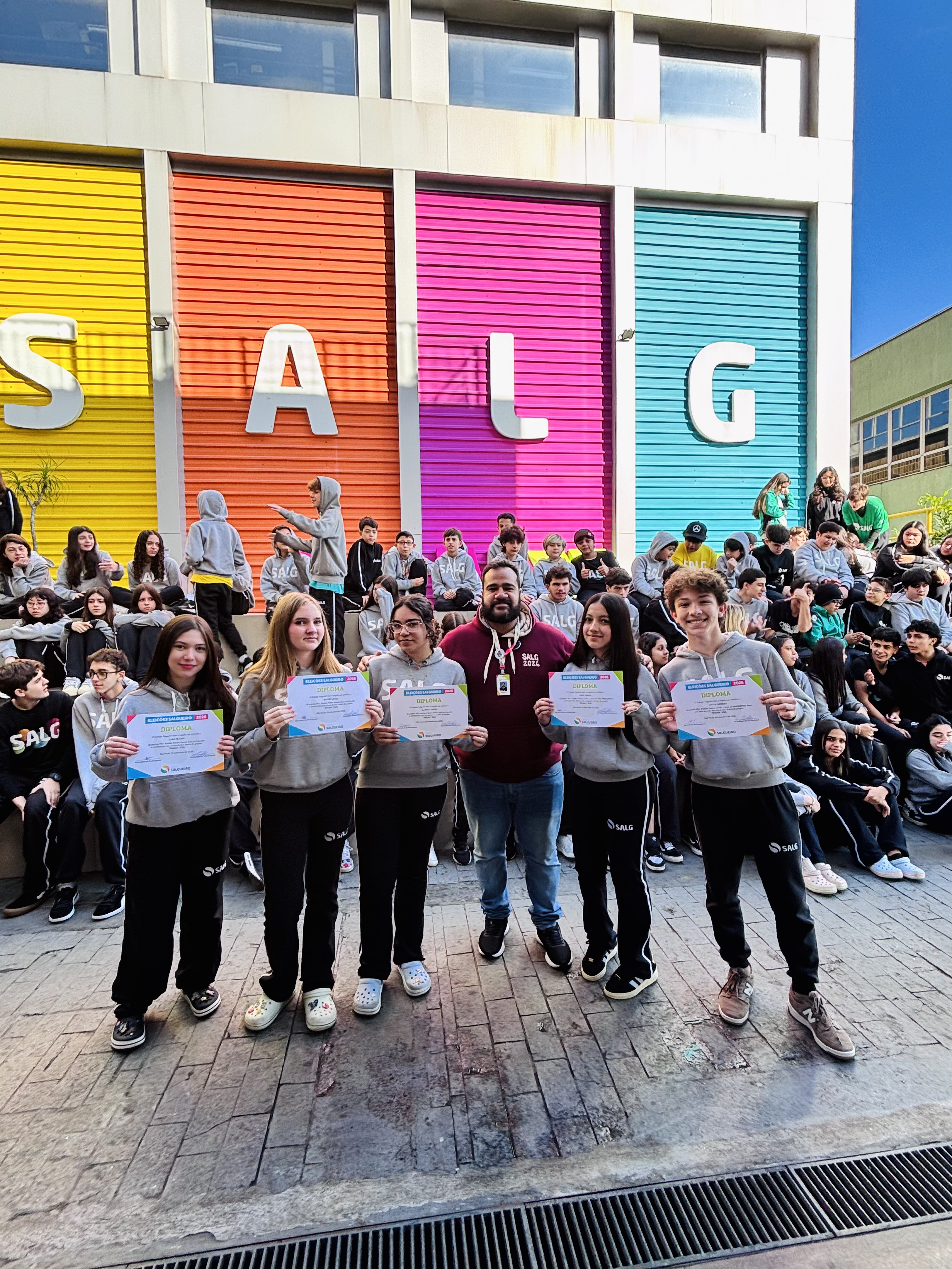 Estudantes do Colégio Salgueiro reunidos após participarem do Projeto Eleições