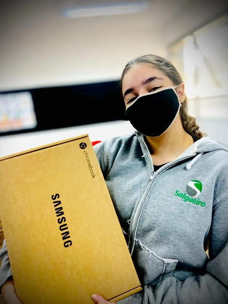 Computador no lugar de apostilas — Colégio Salgueiro em Interlagos