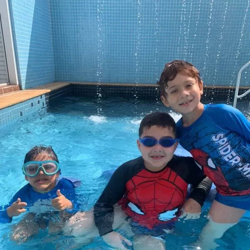 Crianças se divertindo na piscina do Colégio Salgueiro