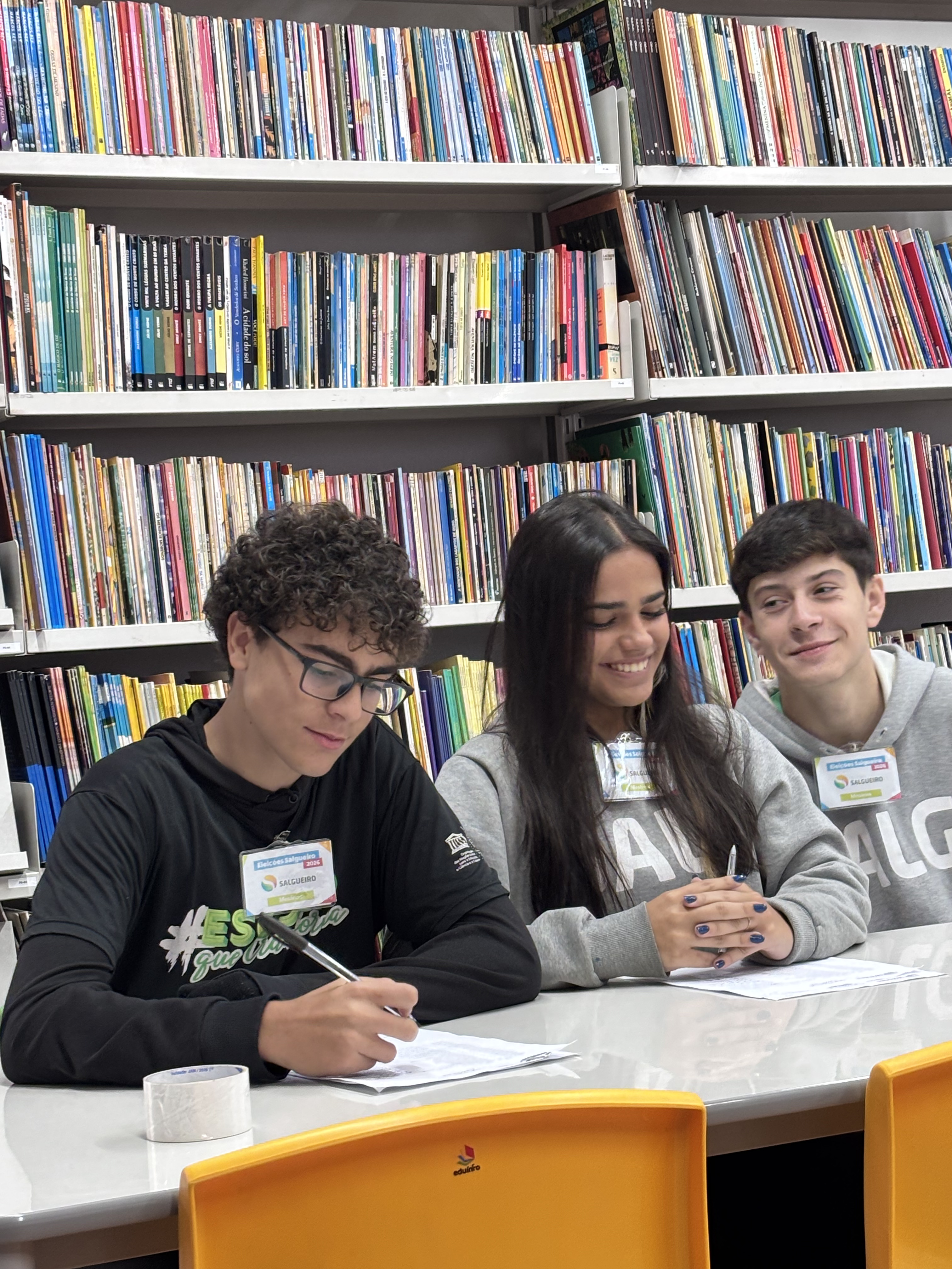 Mesários estudantes trabalhando na seção eleitoral simulada