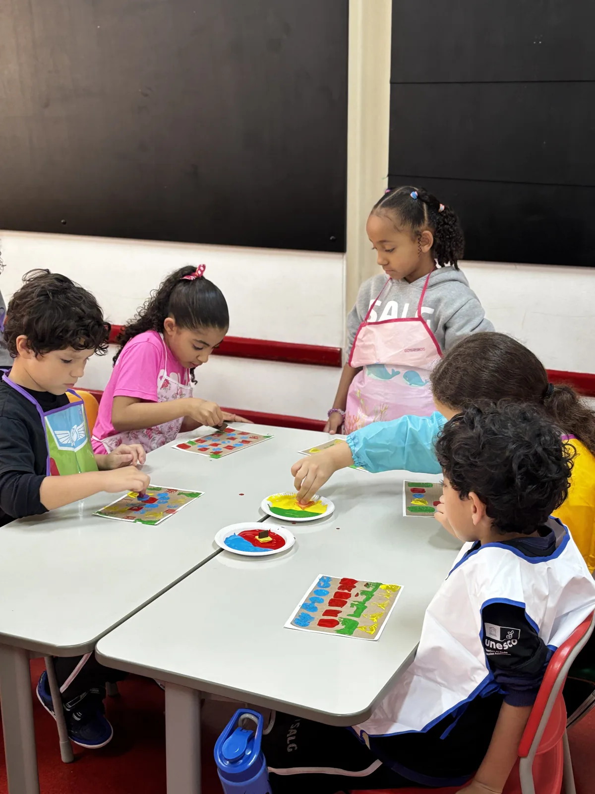 Estudantes do Colégio Salgueiro pintando símbolos africanos durante o Projeto Antirracista