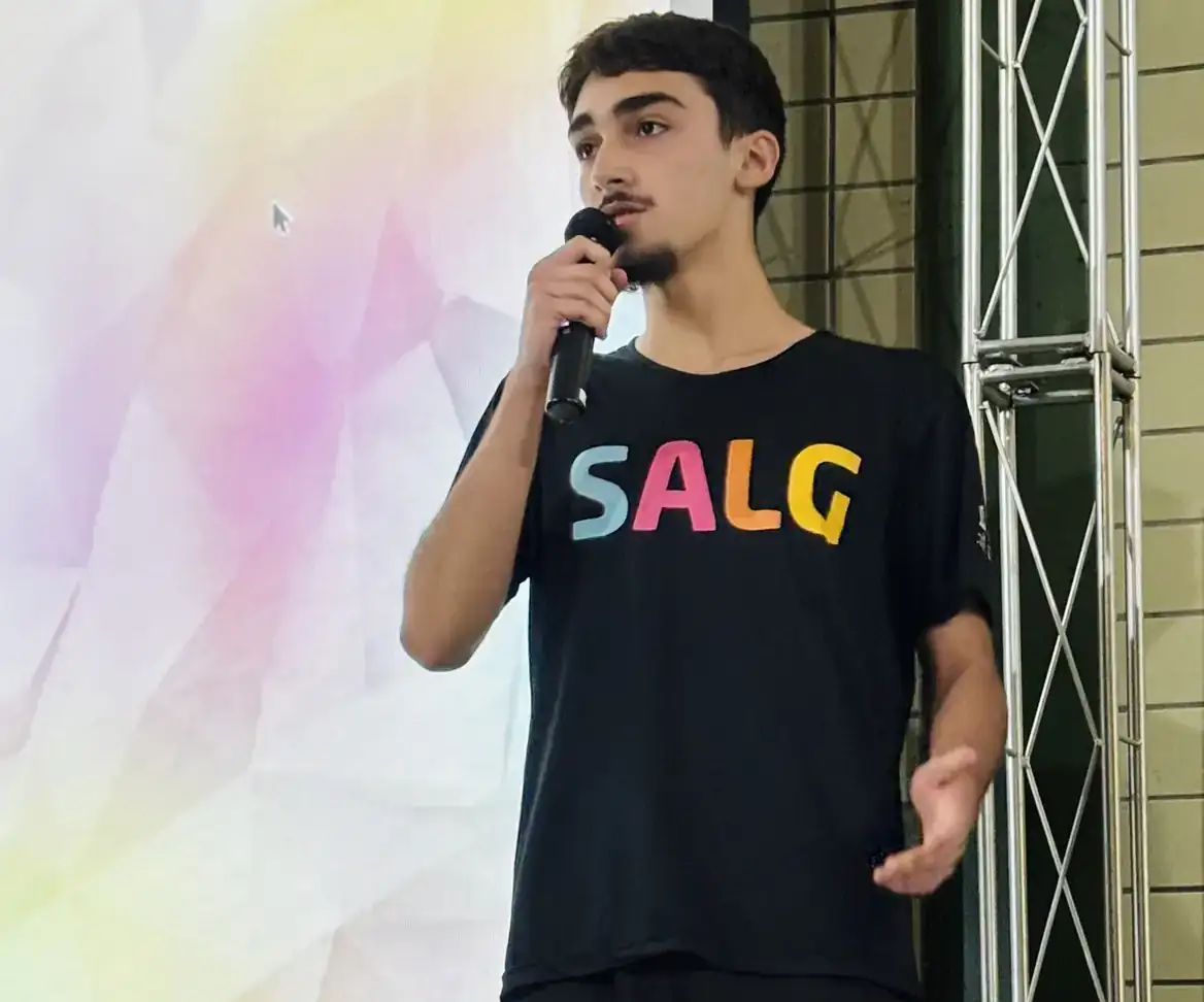 Estudante apresenta ao microfone o documentário produzido pelo seu grupo — Documenta 2026, Colégio Salgueiro em Interlagos